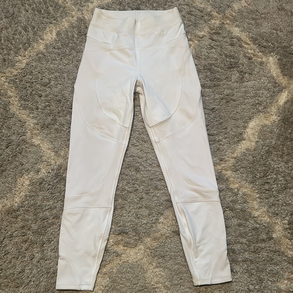 White Lululemon ribbed leggings size 6. Perfect condition.